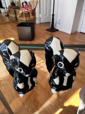 Source Unknown Black and White Ceramic figure